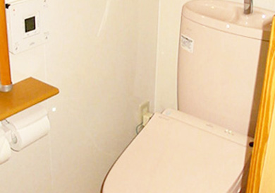 トイレの洋式化と床の改装