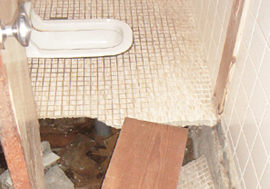 トイレのシロアリ・腐朽による床の崩落を再建し洋式化